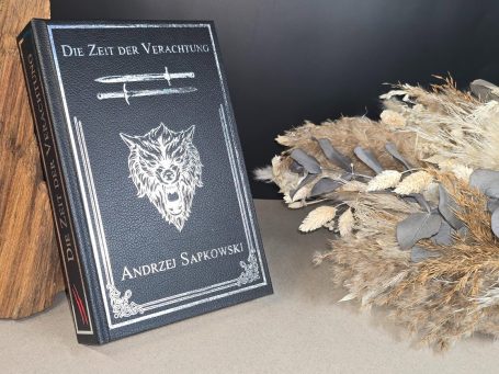 The Witcher - Pentalogie - Andrezj Sapkowski Buchcover mit dem Titel „Die Zeit der Vorhersehung“ und einem tierartigen Wappen.