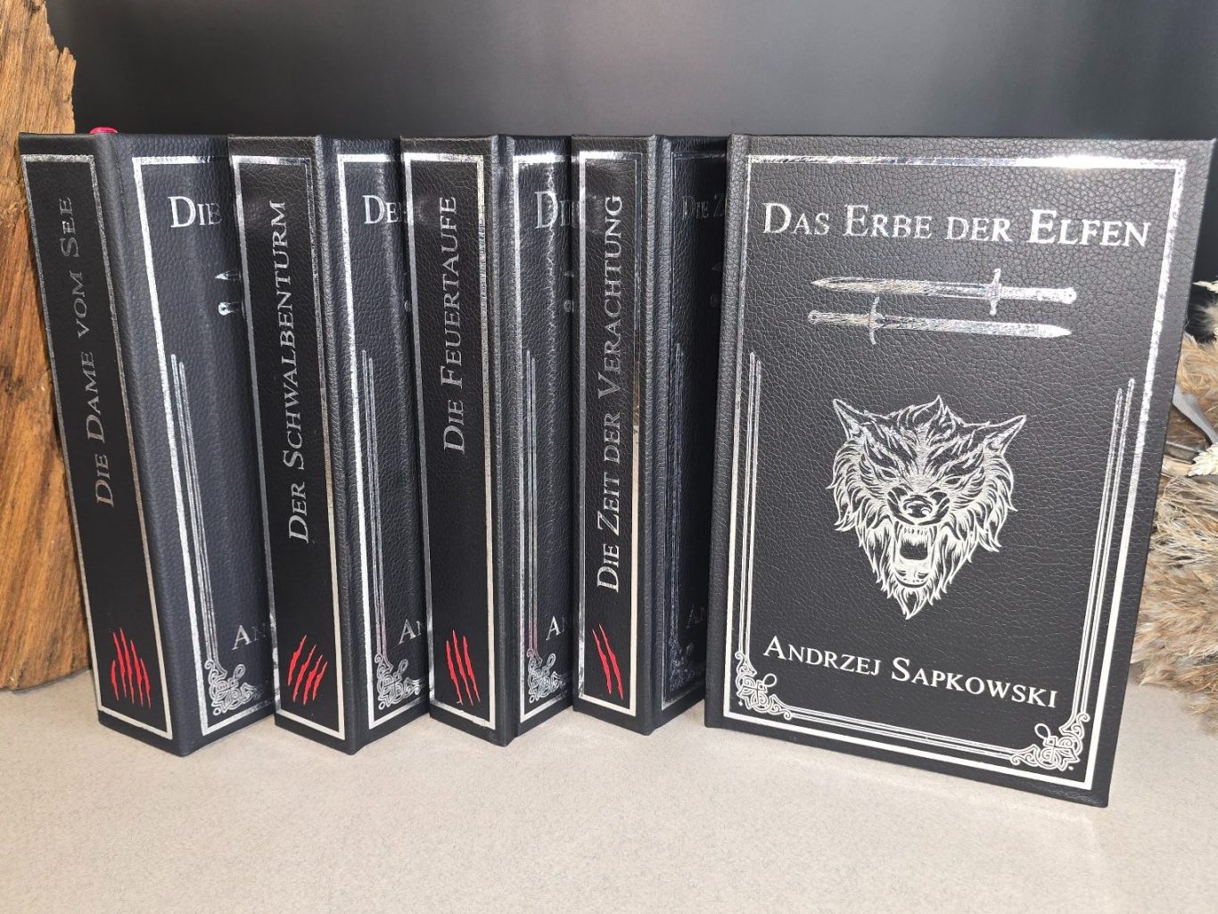 The Witcher - Pentalogie - Andrezj Sapkowski Sammlung von fünf Büchern der Reihe "Das Erbe der Elfen" in eleganten schwarzen Einbänden.