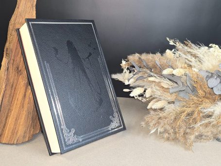 The Witcher - Kurzgeschichten - Andrzej Sapkowski&nbsp; Schwarzes Buch mit minimalistischer Prägung, daneben getrocknete Pflanzen.