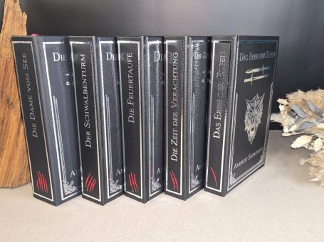 The Witcher - Pentalogie - Andrezj Sapkowski Fünf stilvolle Bücher mit schwarzen Einbänden.