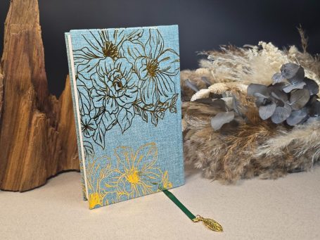 Das Parfum - Patrick Süskind Buch mit goldenen floralem Design.