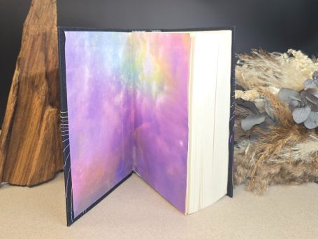 Seelen - Stephenie Meyer 
Ein aufgeschlagenes Buch mit bunten, pastellfarbenen Seiten.