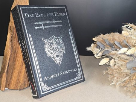 The Witcher - Pentalogie - Andrezj Sapkowski Ein schwarzes Buch mit dem Titel "Das Erbe der Elfen" von Andrzej Sapkowski.